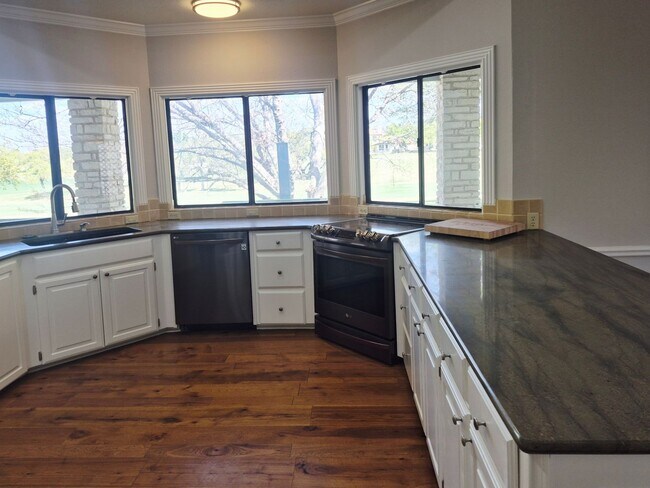 Building Photo - Golf Course Living in The Hills – 4 Bed in Lakeway