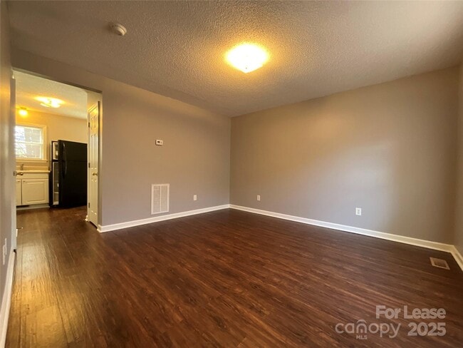 Building Photo - 206 W 15th St