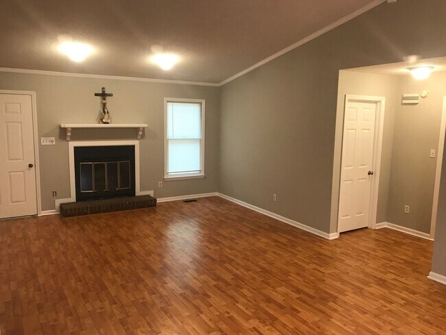 Building Photo - Nice Updated 3 bedrom 2 Bath Home in Becke...