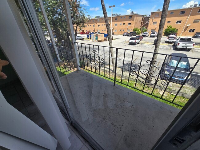 Building Photo - 1305 W 53rd St