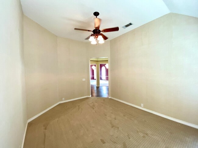 Building Photo - Introducing this inviting 3-bedroom, 2-bat...
