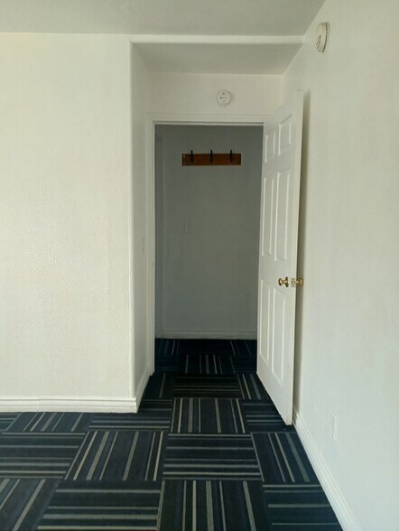 Building Photo - 3853 Winona Ave