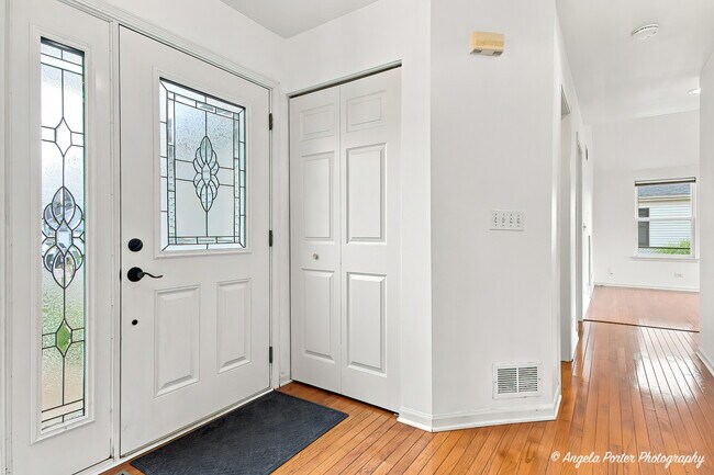 Building Photo - 10570 Wing Pointe Dr
