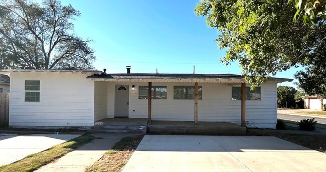 Building Photo - $0 First Month's Rent / $0 Deposit at Move-in