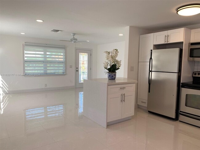 Building Photo - 1141 W 7th St