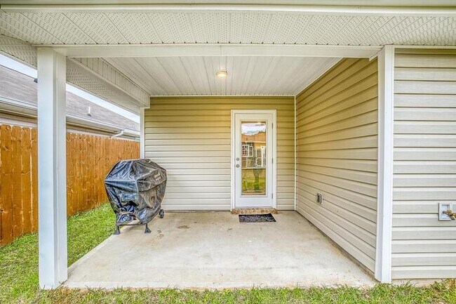 Building Photo - Updated and Move In Ready 4/2 in Cantonment