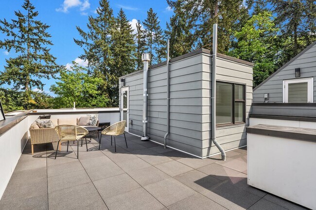 Building Photo - Fantastic Bellevue Townhouse with View...