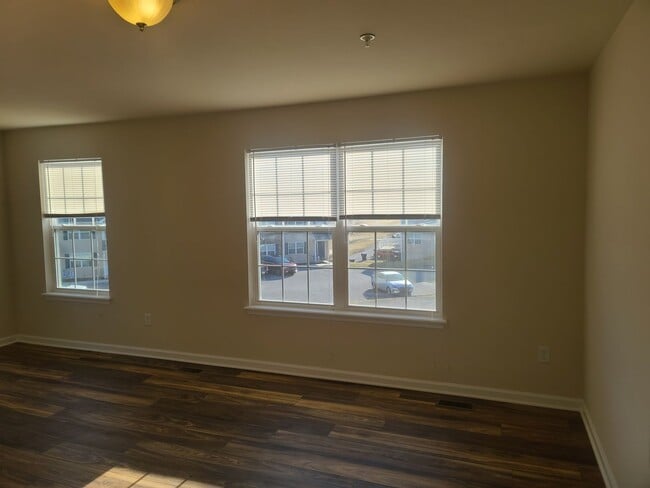 Building Photo - 3 Bedroom 2 1/2 bath ** End Unit** Townhome for Rent in Waynesboro