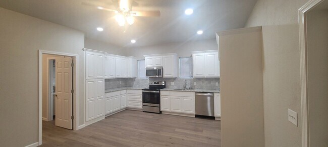 Building Photo - Brand New Garage Apartment!