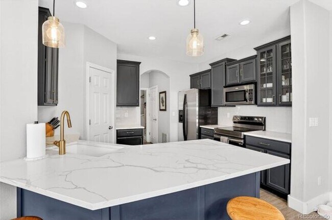 Building Photo - Renovated 2-bed 2.5 bath bright and open townhome located in the heart of Lone Tree!