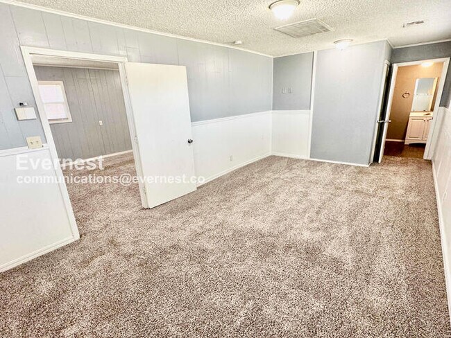 Building Photo - 3 Bed, 2 Bath with Fenced Yard / Pet-Friendly / Available Now!