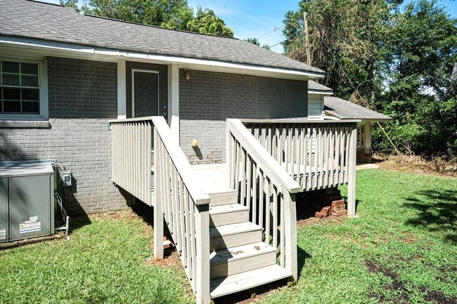Building Photo - Charming 3/2.5 House with Lawn Care included!