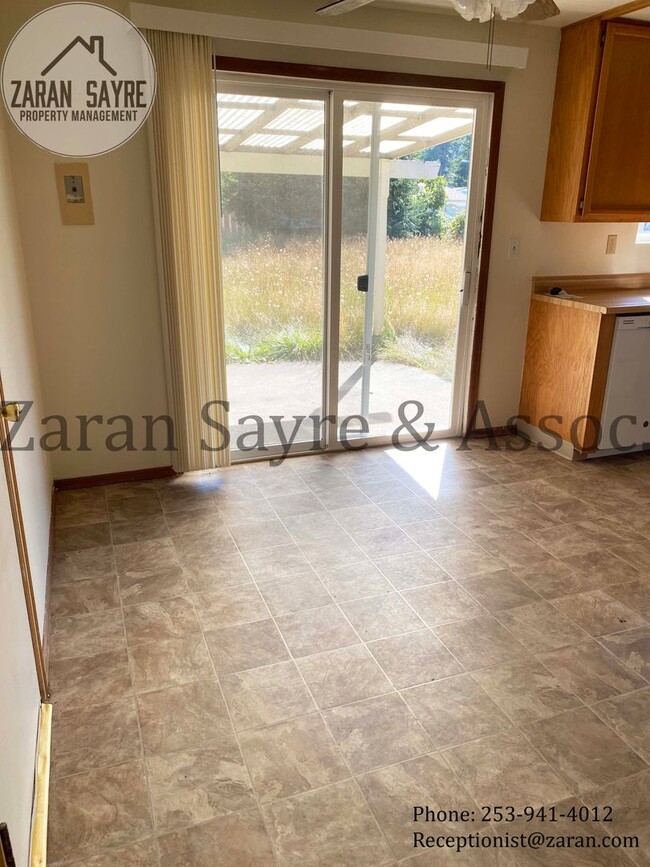 Building Photo - 404 - Cozy Rambler in Federal Way with Lar...