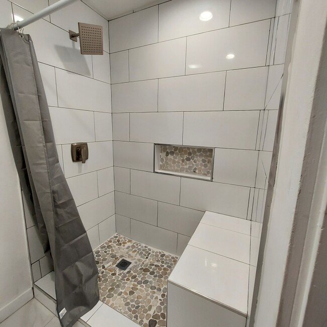 Bathroom pic #2 (shower) - 11938 Nava St