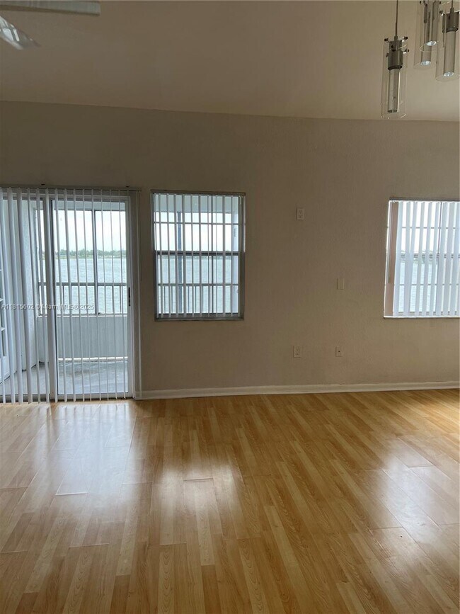Building Photo - 2811 N Oakland Forest Dr