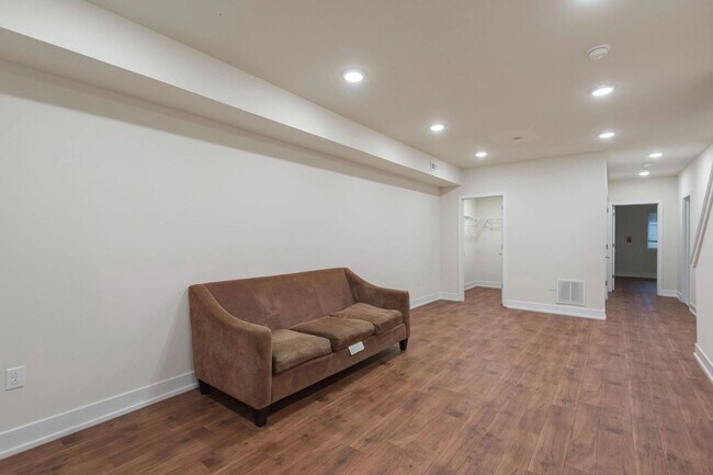 Building Photo - 1405 N Sydenham St