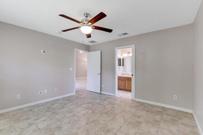 Building Photo - "Spacious 3-Bedroom Home with 2 Full Baths in the Heart of Palm Coast!"