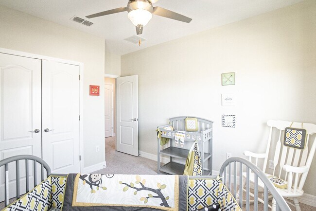 Building Photo - 3/2.5 Beautiful Model Townhome with Screened Courtyard & 2 Car Garage