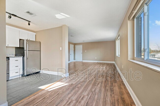 Building Photo - 29 Coulter St