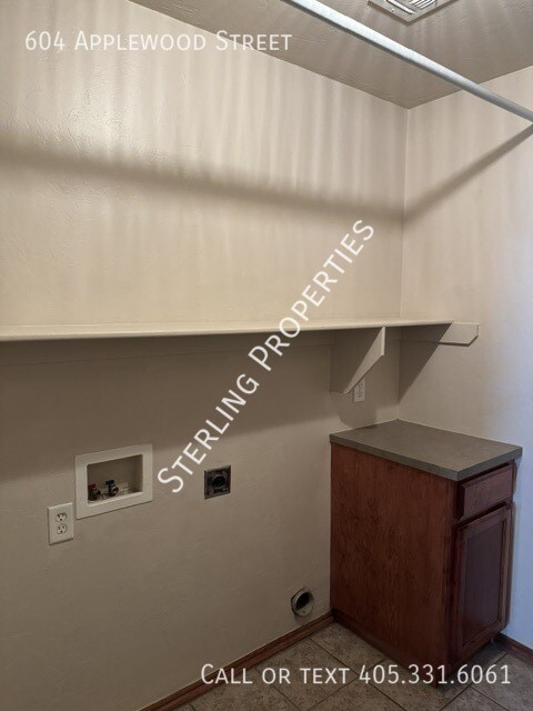 Building Photo - 604 Applewood St