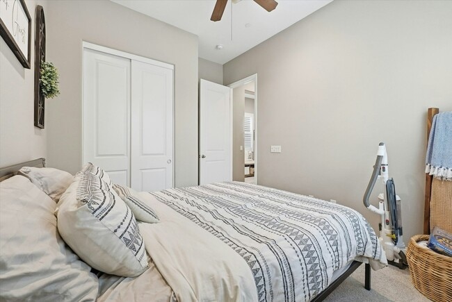 Building Photo - 155 Spectacle