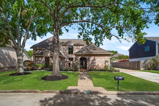 Primary Photo - 3223 Country Club Blvd