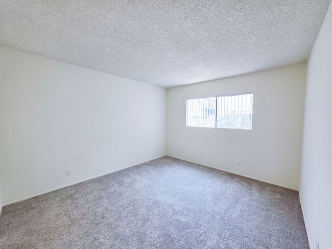 Building Photo - *OPEN HOUSE: 8/9 1:30-2:30PM* Remodeled 2B...
