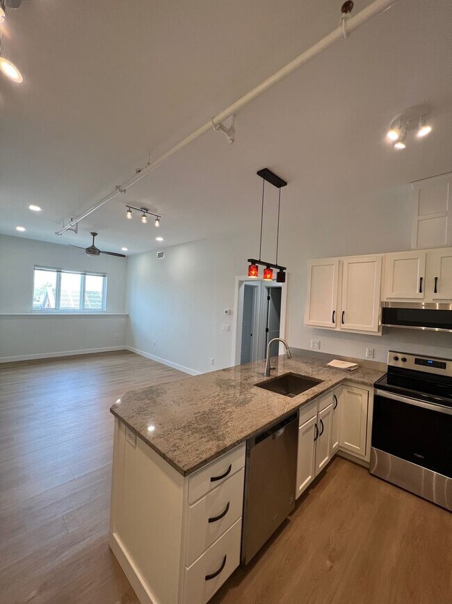 Building Photo - Beautiful 2 bedroom/2 bathroom Apartment Unit