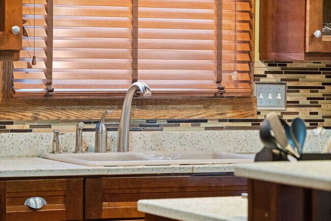 Building Photo - 209 Windmeade Cir