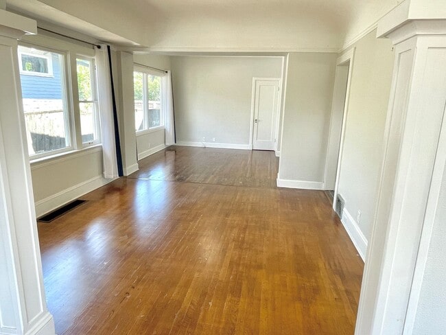 Building Photo - Rose City Park 2 bed, 2 bath with classic ...
