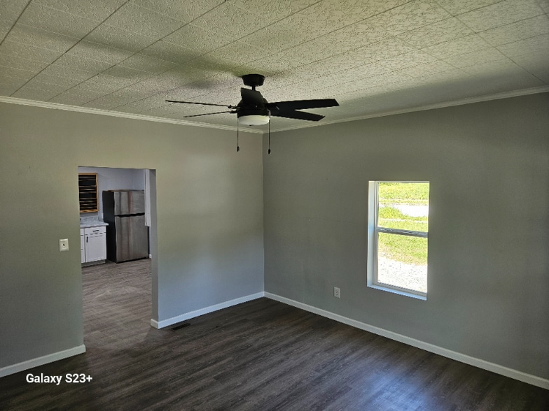 Building Photo - 513 Main St