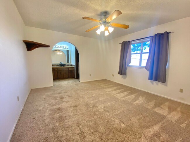 Building Photo - Pre leasing now for 4/01 move in.