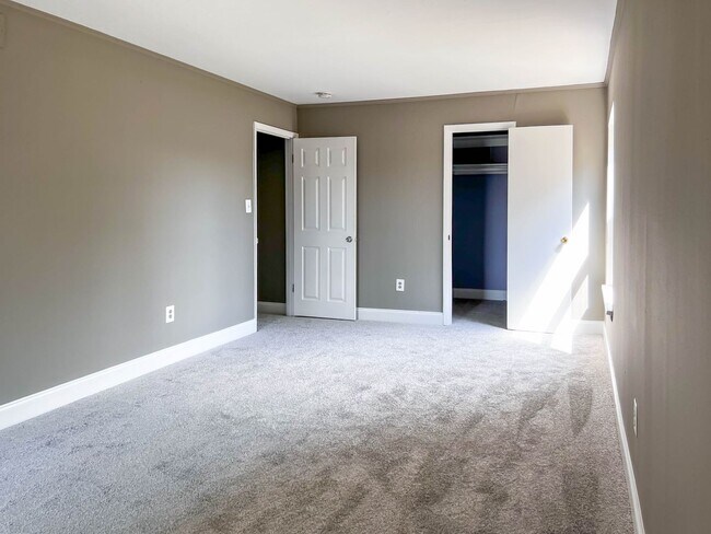 Building Photo - Suitland MD 2 BR 1 BA Renovated Condo