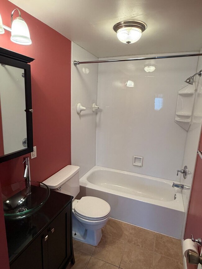 Building Photo - Great Four Bedroom Huber Home