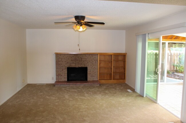 Building Photo - 3 Bedroom, 2 Bathroom Home in Chico with L...