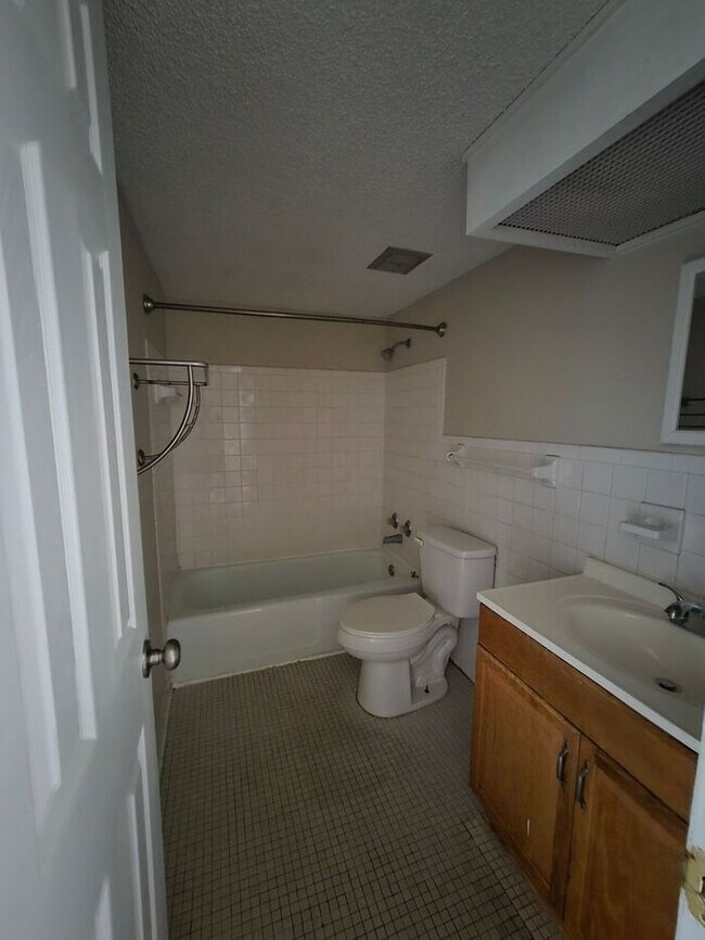 Building Photo - 2 bedroom Townhome off Pensacola Available