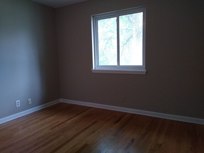 Building Photo - Stunning 4 bedroom 2 bath Virginia Village...