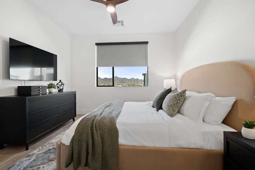 Building Photo - 15825 N 71st St