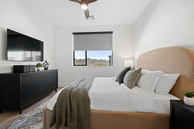 Building Photo - 15825 N 71st St