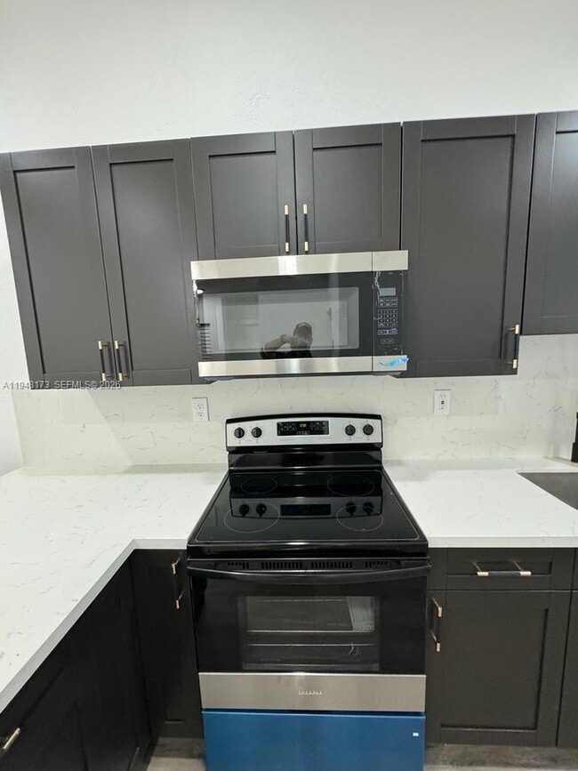 Building Photo - 11912 NE 10th Ave