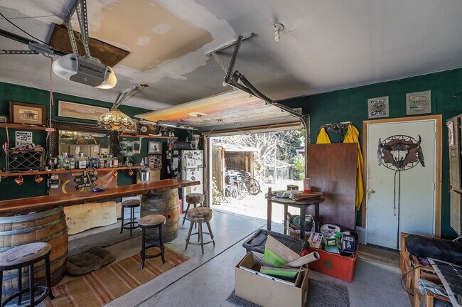 Building Photo - 4 bed, 2 bath Home in Central Fort Collins