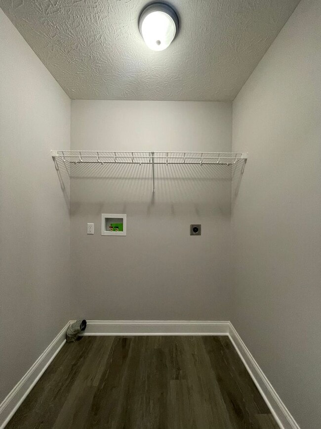 Building Photo - 560 Labrador Dr