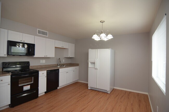 Building Photo - Remodeled 2 Bedroom 1 Bath Townhouse! Grea...