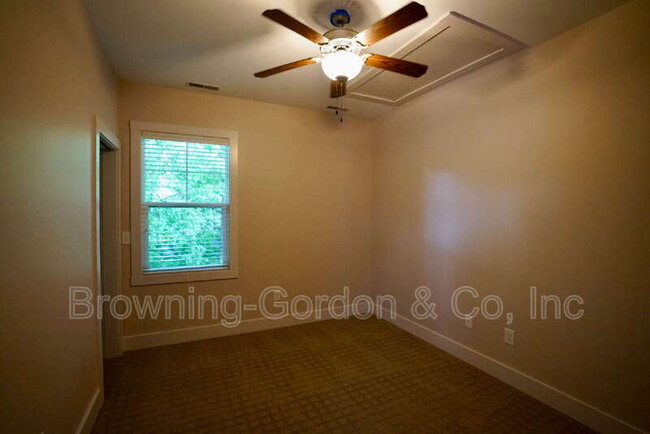 Building Photo - 540C Moore Ave
