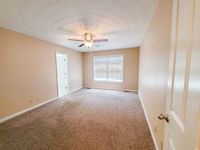 Building Photo - Pet Friendly Three Bedroom!