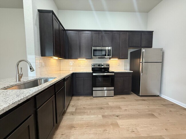 Building Photo - 3bd 2ba in Prime Location