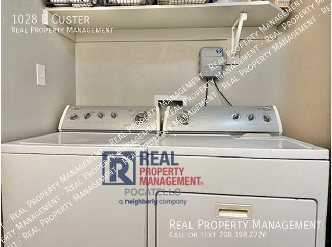 Building Photo - 1028 E Custer-