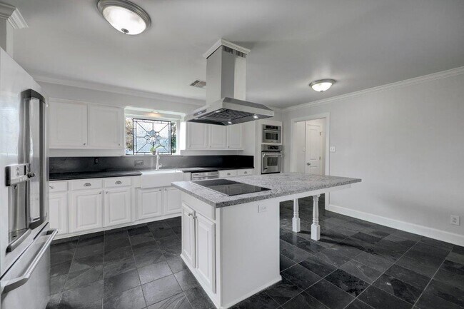 Building Photo - 6260 Briar Rose Dr