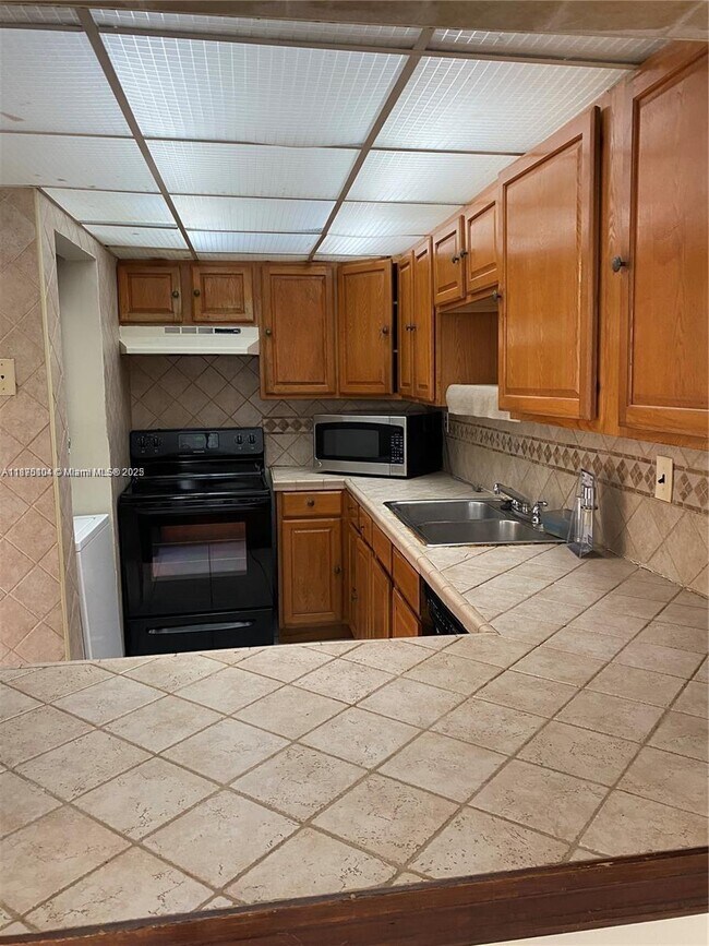 Building Photo - 10090 NW 80th Ct