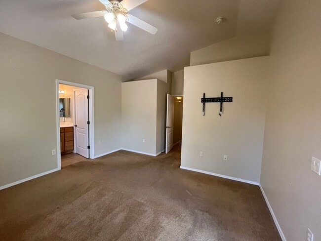 Building Photo - 3 bedroom in Holiday community